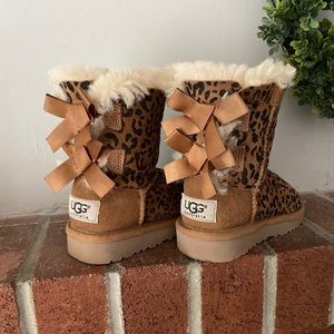 Cheetah Bailey bow toddler UGGS size 6 VGUC